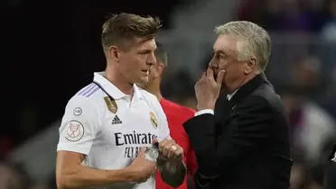 Ancelotti le da indicaciones a Kroos.