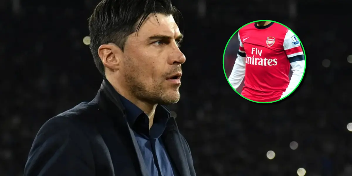 Alexander Medina de traje junto a un jugador del Arsenal.