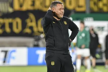Darío Rodríguez hace su debut como entrenador de Peñarol y los hinchas ya le hicieron llegar los primeros reproches