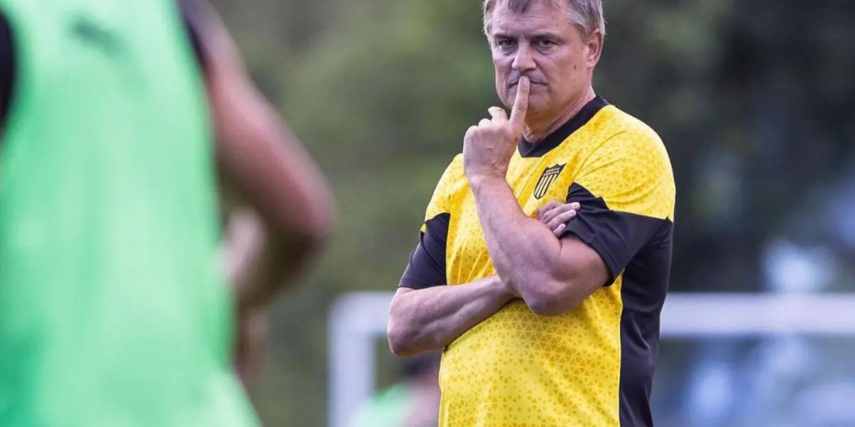 Diego Aguirre durante un entrenamiento de Peñarol.