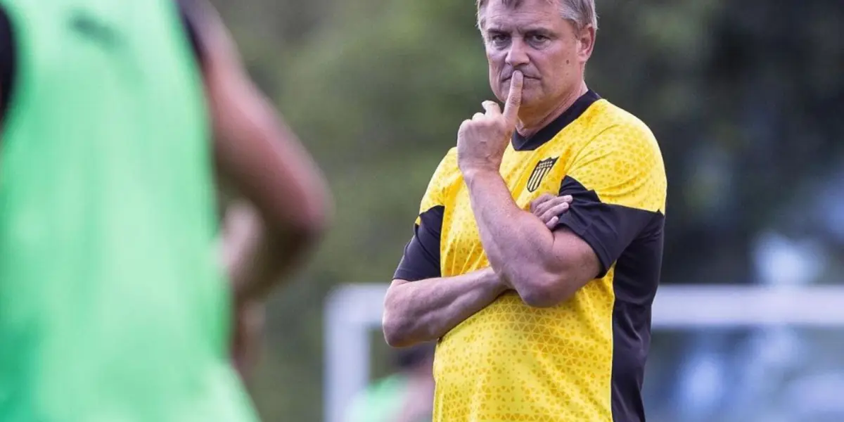 Diego Aguirre durante un entrenamiento de Peñarol.