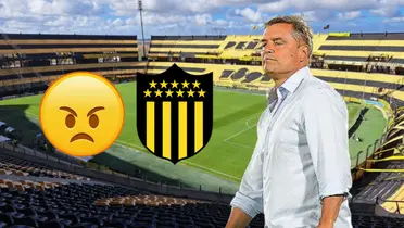 Diego Aguirre mirando al piso lamentándose en el estadio de Peñarol