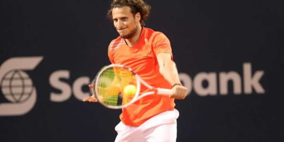 Diego Forlán empuñando su raqueta de tenis.