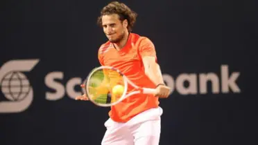 Diego Forlán empuñando su raqueta de tenis.
