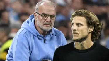 Diego Forlán y de fondo, Marcelo Bielsa.