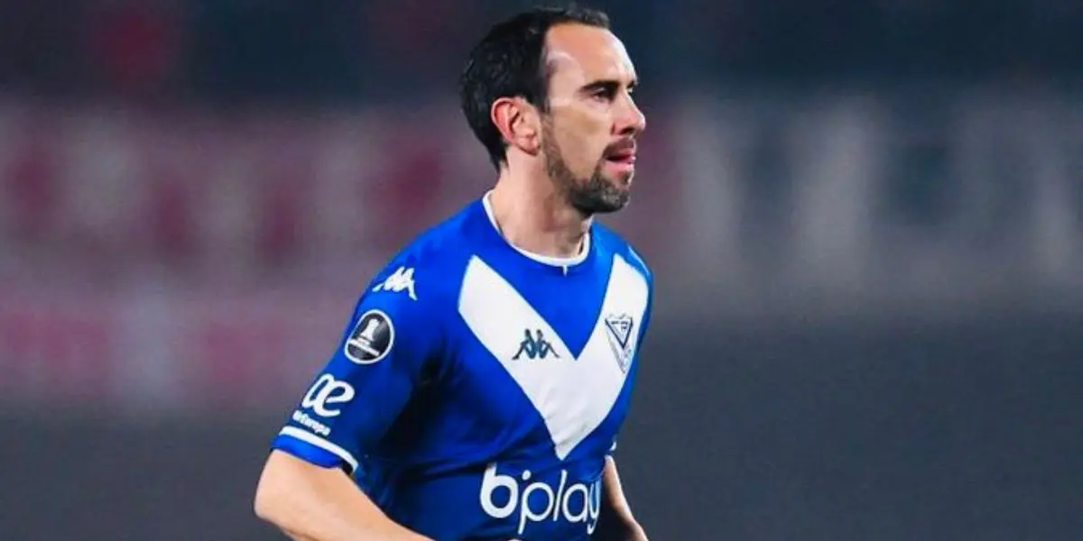 Diego Godín atraviesa un complicado momento en Vélez Sarfield y el mismo podría desencadenar en su retiro