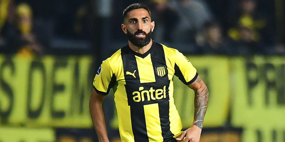 El DT del Manya reemplazó al defensor central en el partido ante Liverpool y encendió las alarmas de todos