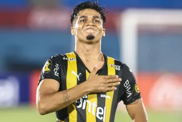 En Peñarol viven horas especiales luego de la despedida pública de Matías Arezo, quien regresa al Granada