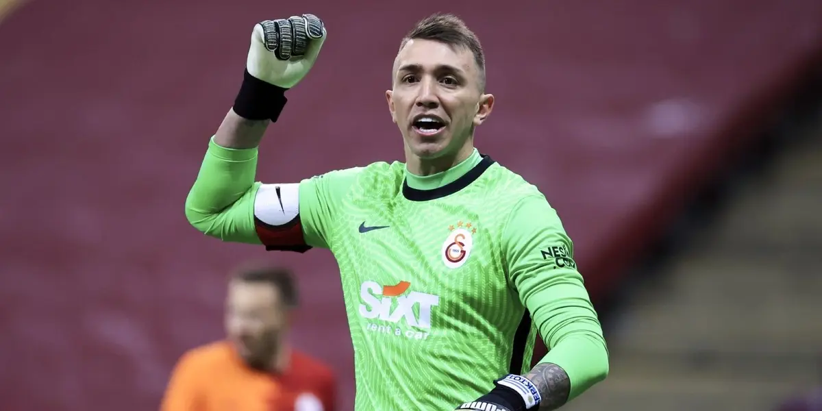 Fernando Muslera llevó tranquilidad a todo Uruguay luego de un susto por un golpe en el Galatasaray