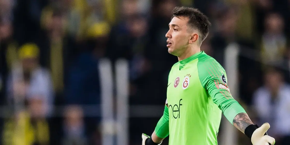Fernando Muslera tuvo que abandonar el partido en Galatasaray por un duro golpe y en Uruguay están alertas
