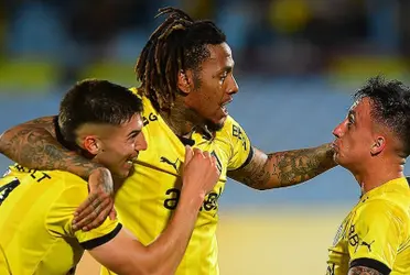 Jugadores de Peñarol ante Liverpool.