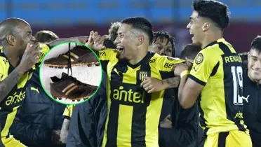 Jugadores de Peñarol festejando.