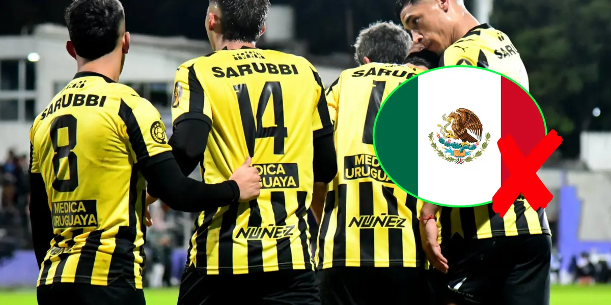 Jugadores de Peñarol y la bandera de México.