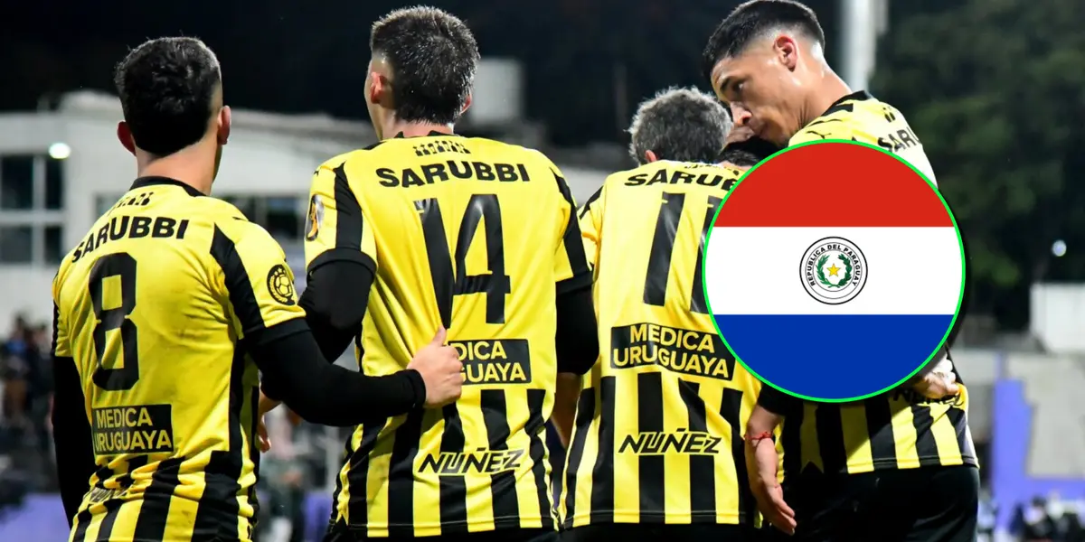 Jugadores de Peñarol y la bandera de Paraguay.