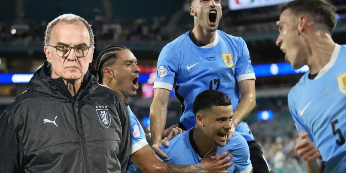 Jugadores de Uruguay festejando ante Panamá y Marcelo Bielsa.