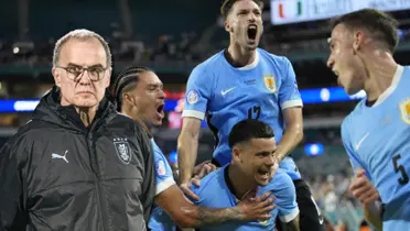 Jugadores de Uruguay festejando ante Panamá y Marcelo Bielsa.