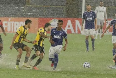 La cancha fue todo un tema en Colombia, el estado de campo de juego no drenaba de manera correcta el agua por todo lo que llovió