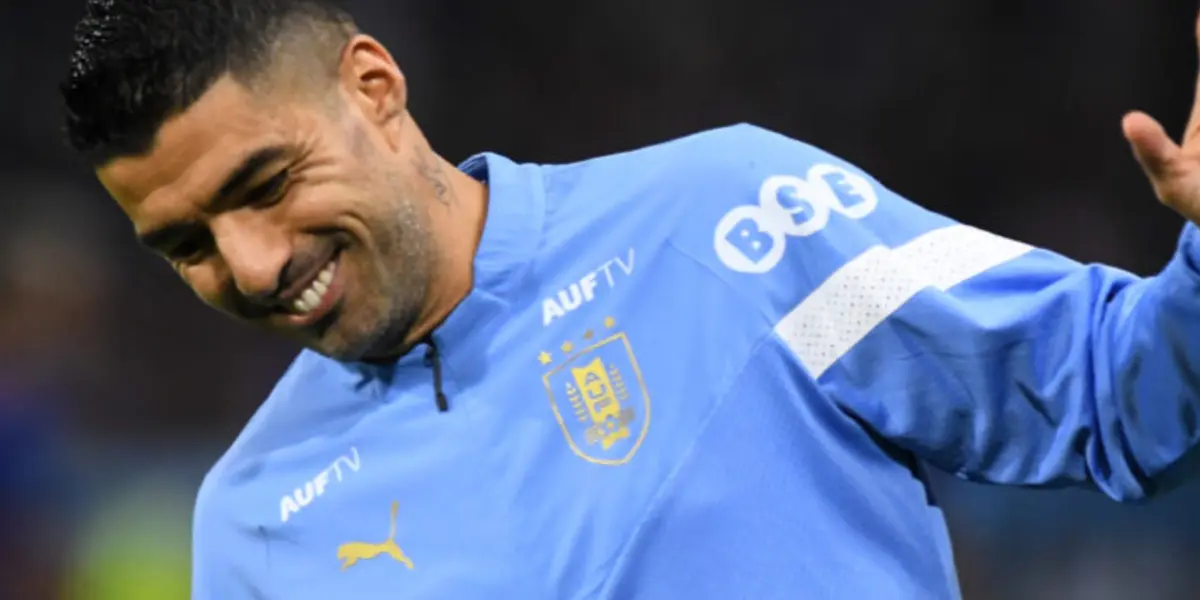 Luis Suárez con la campera de Uruguay sonriendo.