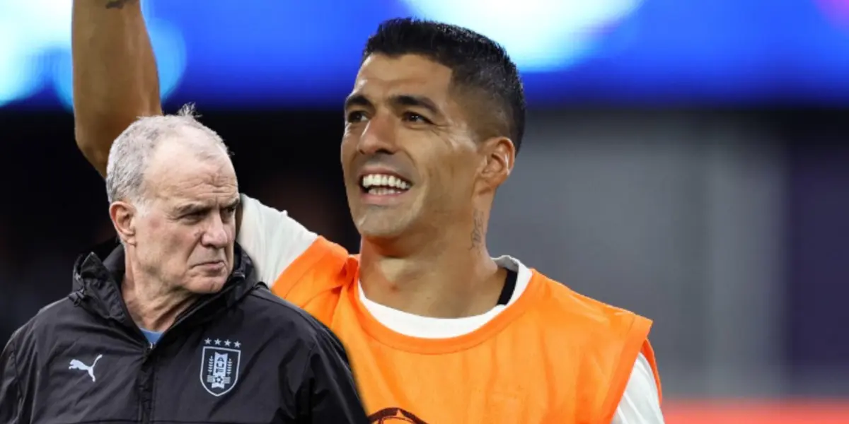 Luis Suárez durante la entrada en calor frente a Bolivia y Marcelo Bielsa.