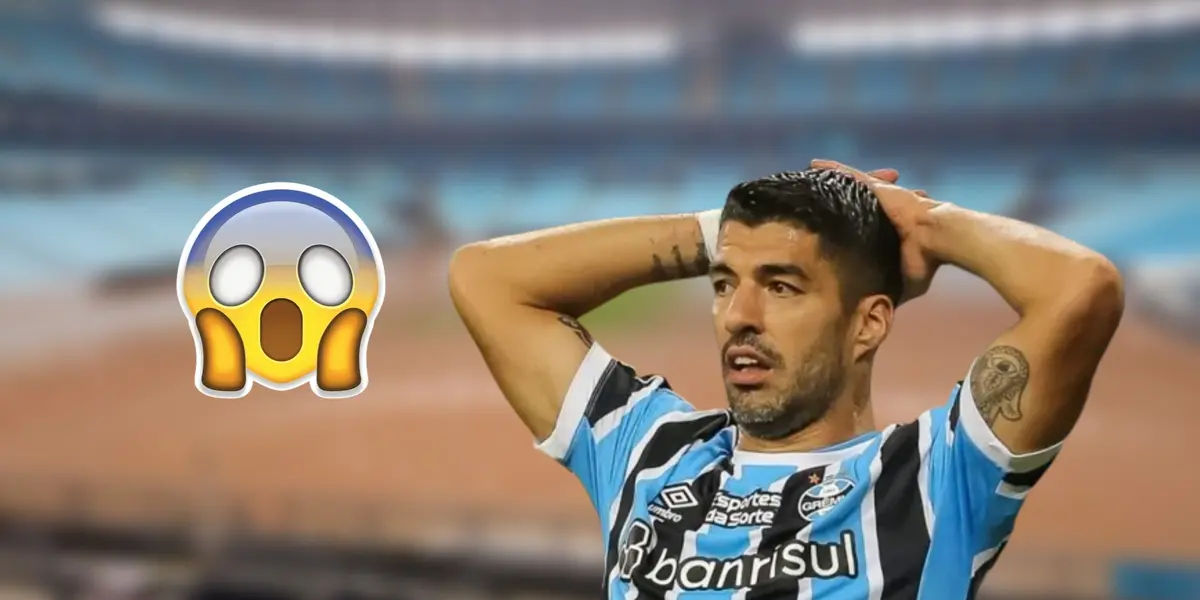 Luis Suárez lamentándose con la camiseta de Gremio de Porto Alegre