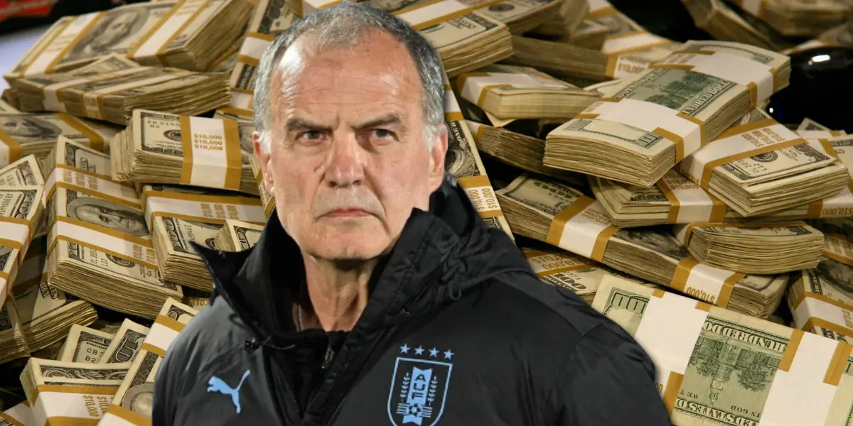 Marcelo Bielsa con la campera de Uruguay.