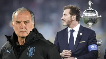 Marcelo Bielsa con la campera de Uruguay y Alejandro Domínguez.