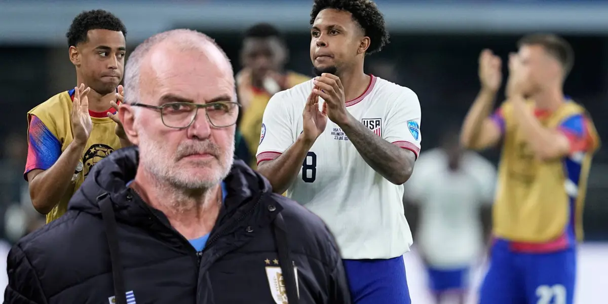 Marcelo Bielsa con la campera de Uruguay y los jugadores de Estados Unidos.