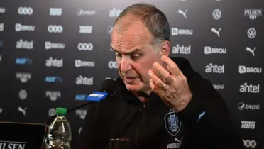 Marcelo Bielsa en conferencia de prensa con Uruguay.