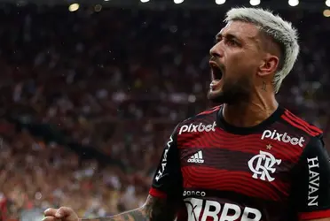 Marcelo Bielsa toma nota de la particular distinción que recibieron Giorgian de Arrascaeta y Joaquín Piquerez en Brasil