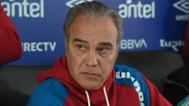 Martín Lasarte en conferencia de prensa con el buzo de Nacional.