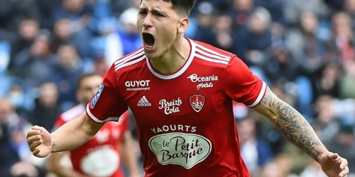 Martin Satriano milita en el Brest de Francia.