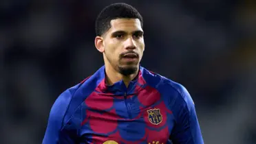 Ronald Araujo con el buzo del FC Barcelona.