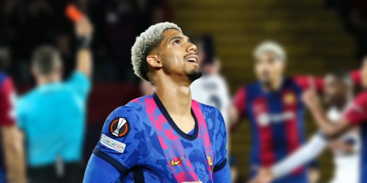 Ronald Araújo siendo expulsado en el partido del Barcelona ante el París Saint-Germain