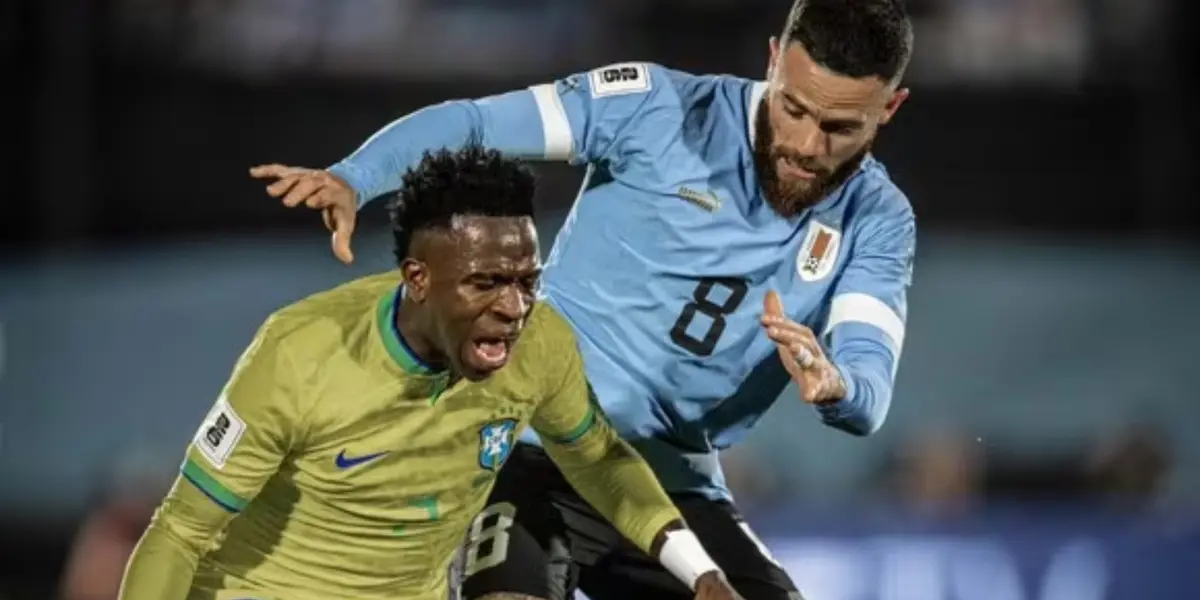 Vinicius y Nahitan Nández en el último Uruguay-Brasil.