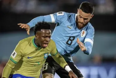 Vinicius y Nahitan Nández en el último Uruguay-Brasil.